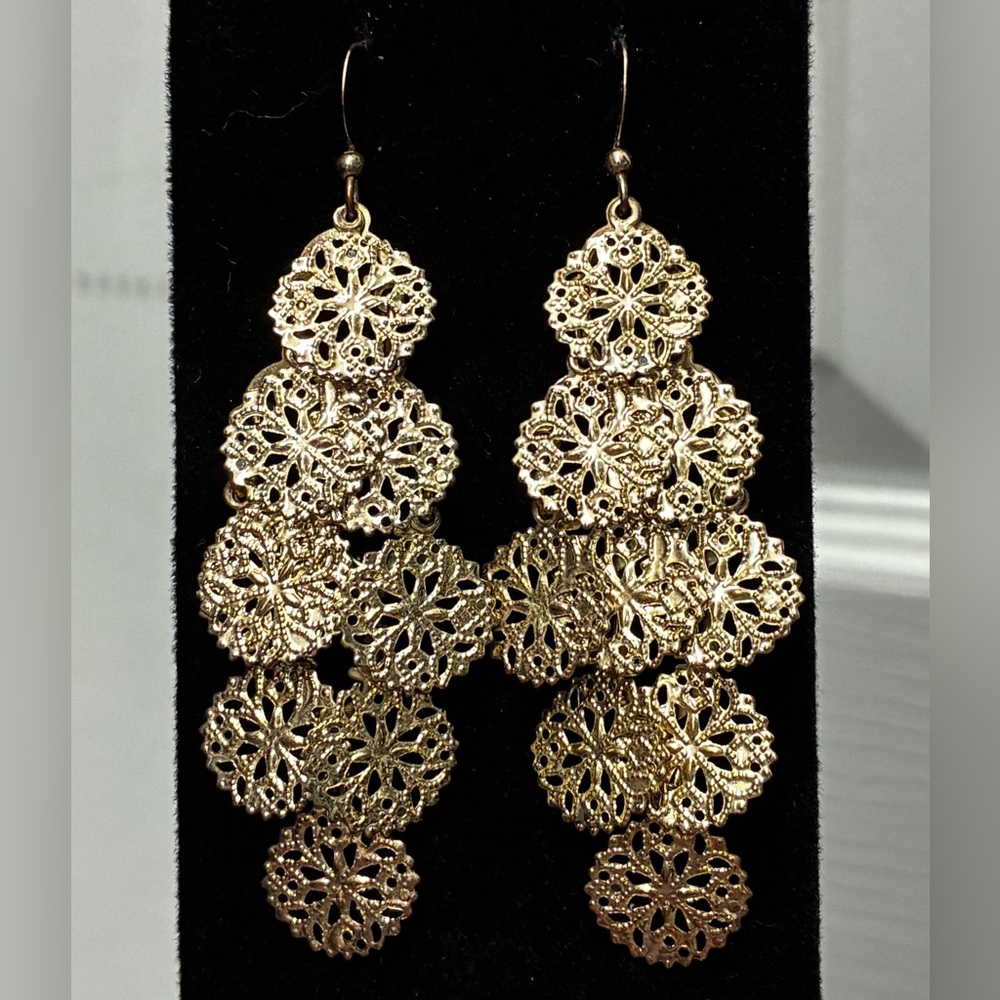 Gold filagree disc earring